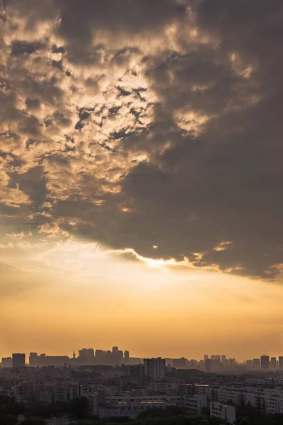 Una Toma Aérea Vertical Una Gran Ciudad Bajo Cielo Azul —  Fotos de Stock