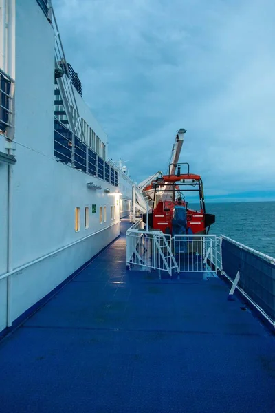 Vertikal Bild Yacht Havet Molnig Himmel Kvällen — Stockfoto