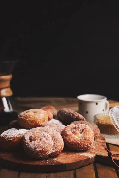 Tiro Vertical Donuts Cobra Com Açúcar Café Chemex Uma Mesa — Fotografia de Stock