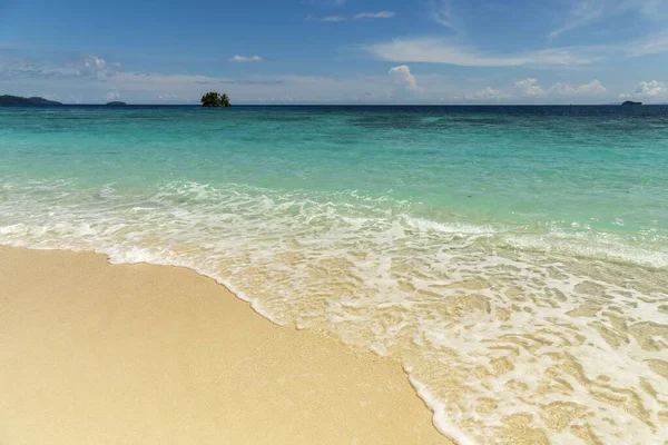 Raja Ampat Açık Mavi Gökyüzünün Altındaki Bir Adanın Güzel Bir — Stok fotoğraf