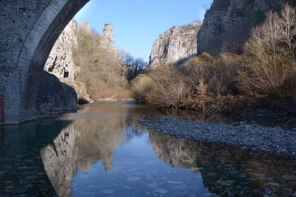 Krásný Výhled Řeku Obklopenou Útesy Stromy Pod Kamenným Obloukem — Stock fotografie