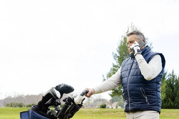 Hombre Parado Campo Golf Hablando Por Teléfono — Foto de Stock