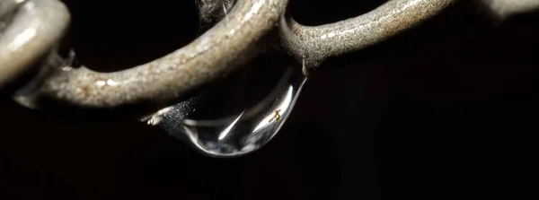 Макрознімок Краплі Води Звисає Залізному Ланцюжку Чорним Тлом — стокове фото