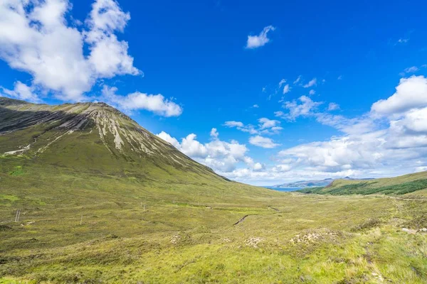 晴れた日の山の風景 スコットランド スカイ島 — ストック写真