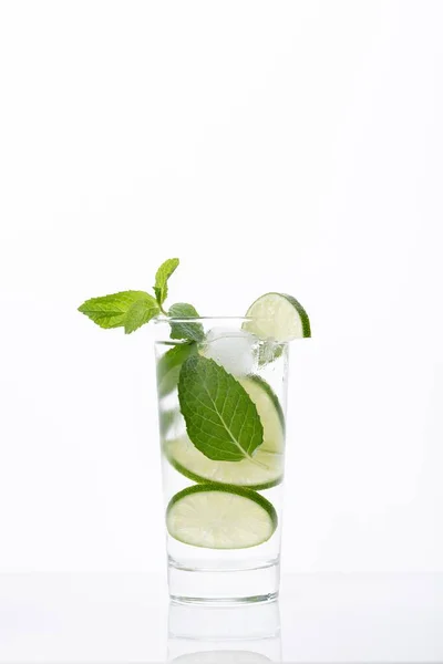Beyaz Arka Planda Limonla Dolu Bir Mojito Bardağının Dikey Görüntüsü — Stok fotoğraf