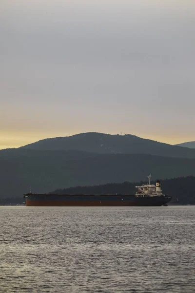 Tiro Vertical Navio Velho Lago Com Montanhas Cobertas Por Árvores — Fotografia de Stock