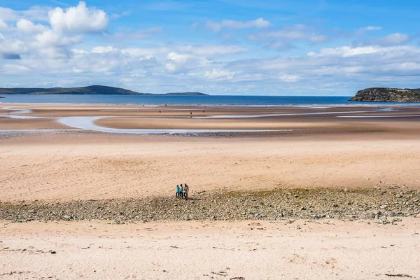 苏格兰西部的一个沙滩上 在乌云密布的蓝天下悠闲地散步 — 图库照片