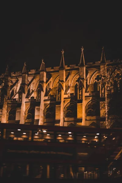 Eine Weitwinkelaufnahme Der Westminster Abbey Großbritannien Bei Nacht — Stockfoto
