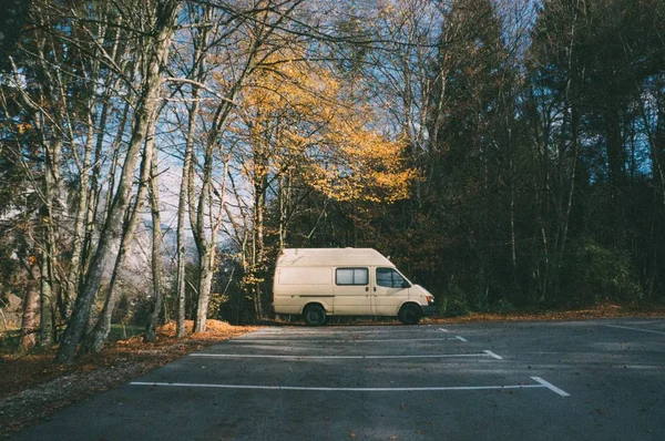Uma Van Branca Estacionada Estacionamento Cercado Por Belas Árvores Verdes — Fotografia de Stock