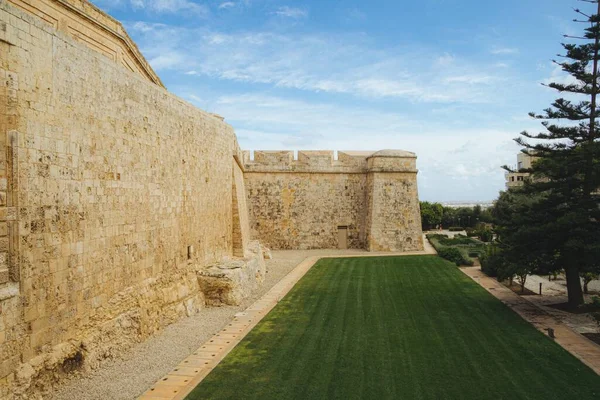 Une Belle Vue Parc Près Ancien Bâtiment Porte Mdina Malte — Photo