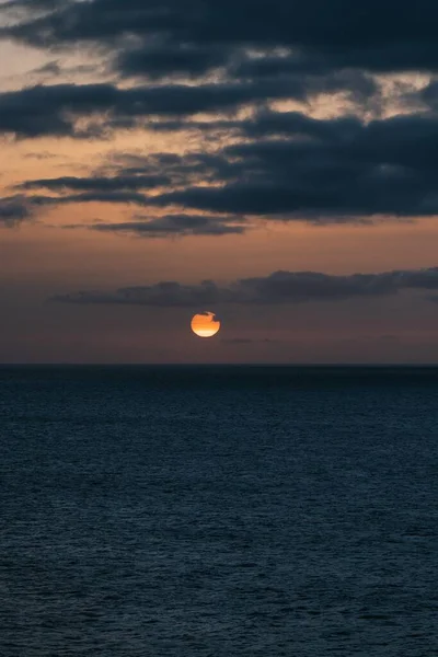 Een Verticaal Shot Van Een Prachtige Zonsondergang Boven Een Oceaan — Stockfoto