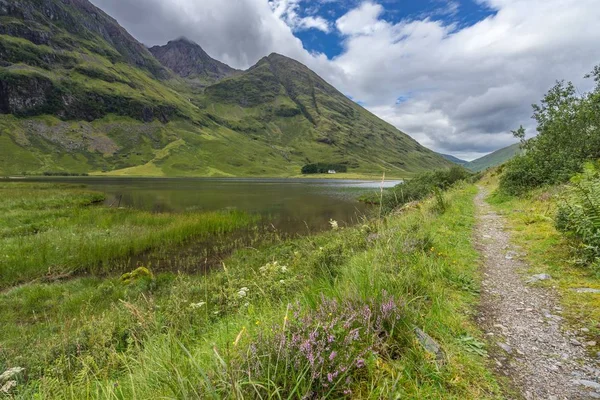 Malownicza Droga Dolinie Glencoe Dramatycznym Zachmurzonym Niebem Highlands Szkocja — Zdjęcie stockowe