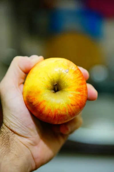 Closeup Shot Hand Holding Apple Blurry Background — Stock Photo, Image