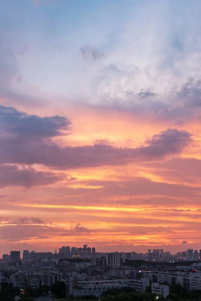 Függőleges Légi Felvétel Városi Épületekről Narancssárga Rózsaszín Égbolt Alatt Naplementekor — Stock Fotó