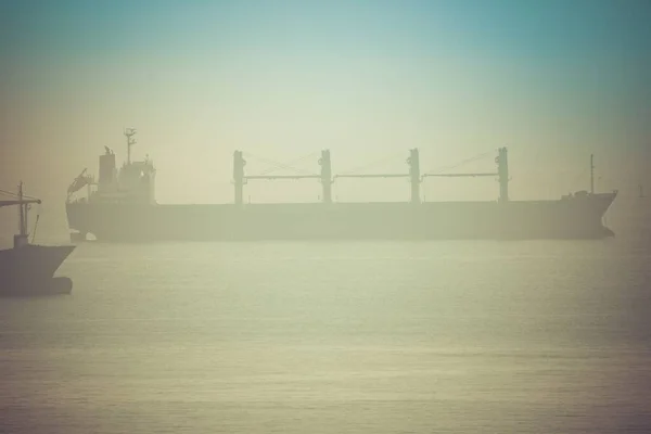 Navio Mar Durante Nevoeiro Com Céu Azul — Fotografia de Stock