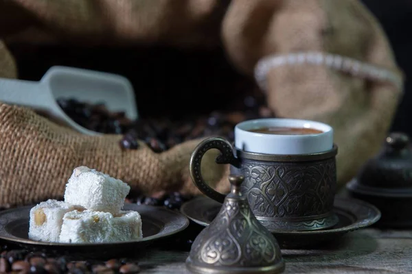 Closeup Shot Coffee Cup Next Sack Full Coffee Beans — Stock Photo, Image