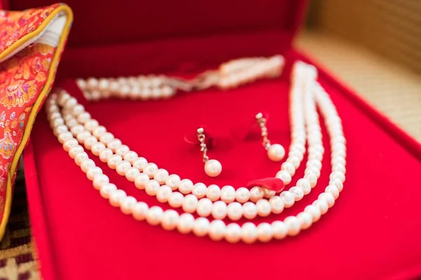 赤い宝石箱の真珠のネックレスとイヤリングのセット — ストック写真