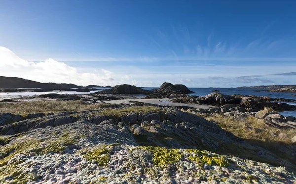 在英国苏格兰高地 一张美丽的岩石照片 背景上有大海 — 图库照片
