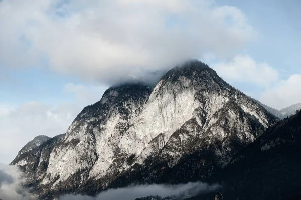 Крупним Планом Гірський Пік Частково Покритий Хмарами — стокове фото