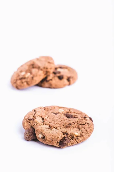 Tiro Close Biscoito Chocolate Com Biscoitos Fundo Branco Borrado — Fotografia de Stock