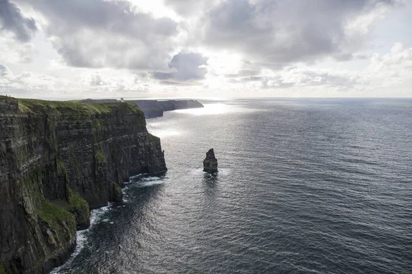 Paesaggio Incredibili Scogliere Faraona Irlanda Vegetazione Verde Abbondante Mare Blu — Foto Stock