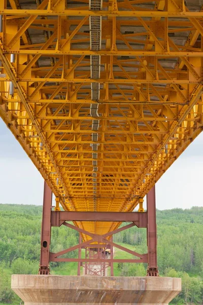 つり橋下の建築物の詳細の垂直低角度ショット — ストック写真