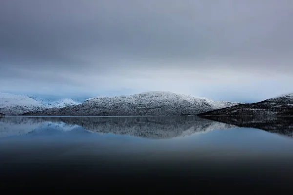 Belo Tiro Mar Calmo Círculo Polar Ártico Noruega Sob Céu — Fotografia de Stock