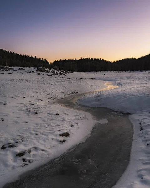 Een Shot Van Bevroren Rivier Gaand Door Besneeuwde Steeg — Stockfoto