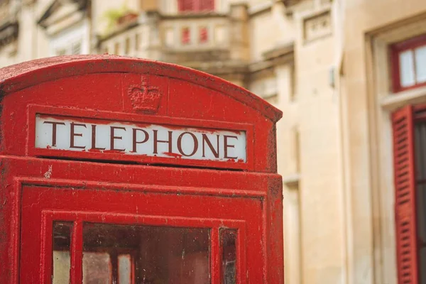 Крупним Планом Знімок Червоної Телефонної Коробки Вулицях Старими Будівлями Задньому — стокове фото