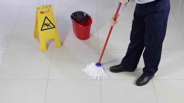 Hombre Más Limpio Limpiando Suelo Una Señal Precaución Piso Mojado — Foto de Stock