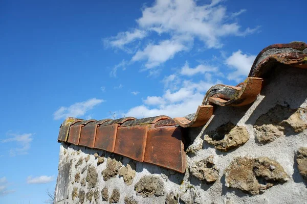 Low Angle Shot Side Old Concrete Building Rusty Roof Beautiful — Foto de Stock
