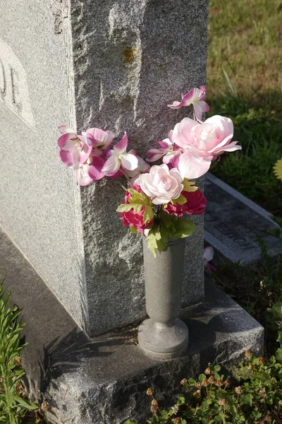 Closeup Shot Flowers Stone Vase Cemetery Headstone Graveyard — Stock Photo, Image