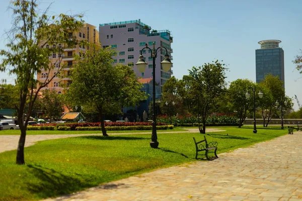 Hermoso Parque Con Césped Árboles Bien Mantenidos Parque Phnom Penh — Foto de Stock