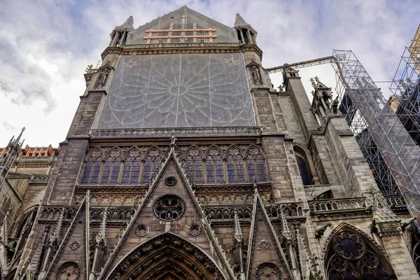 法国巴黎失火后 巴黎圣母院塔壁的底景 — 图库照片