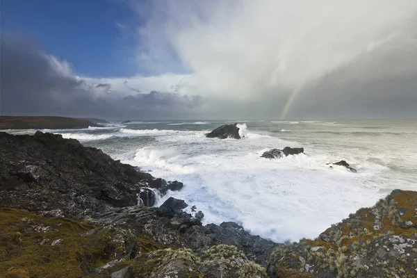 Hermoso Tiro Mar Ondulado Roca Cornwall Reino Unido Con Arco — Foto de Stock