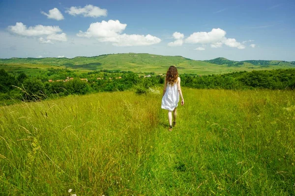 Eine Große Aufnahme Einer Jungen Frau Einem Kleid Die Einem — Stockfoto