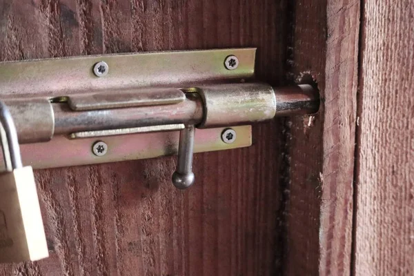 Ένα Κοντινό Πλάνο Μιας Ξύλινης Πόρτας Μεταλλική Κλειδαριά — Φωτογραφία Αρχείου