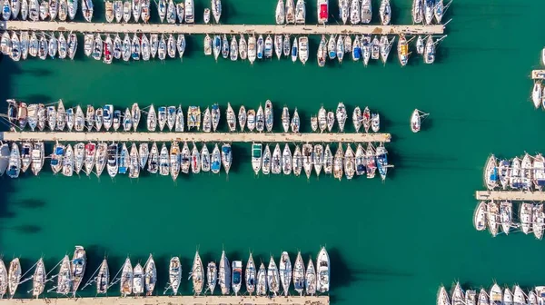 Een Luchtfoto Van Jachthaven Vol Boten Tijdens Een Zonnige Dag — Stockfoto