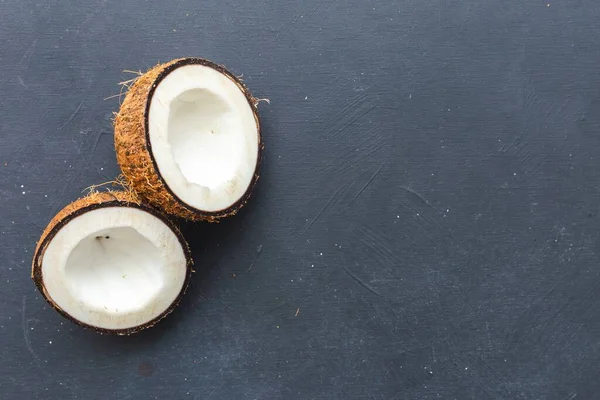 Nad Głową Ujęcie Bliska Pociętych Kokosów Szarym Tle Idealne Tapetę — Zdjęcie stockowe