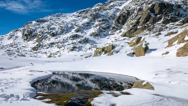 Eine Schöne Aufnahme Von Schneebedeckten Bergen Pealara Spanien — Stockfoto