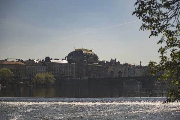 Krásný Výhled Budovy Blízkosti Řeky Mostem Odraz Vodě — Stock fotografie