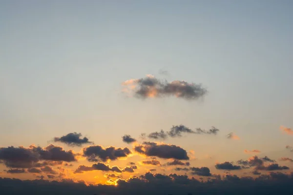 Sebuah Gambar Indah Matahari Terbenam Berawan Langit — Stok Foto