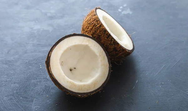 Eine Nahaufnahme Von Geschnittenen Kokosnüssen Auf Grauem Hintergrund Perfekt Für — Stockfoto