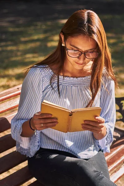 Tiro Vertical Uma Menina Uma Camisa Azul Óculos Sobre Leitura — Fotografia de Stock