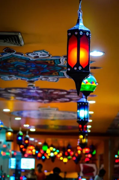 Vue Verticale Lampes Colorées Accrochées Plafond Orangé Avec Des Motifs — Photo