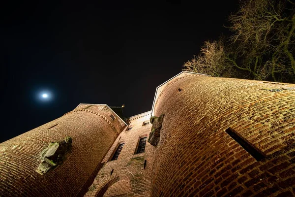 Low Angle Shot Koornmarktspoort City Gate Kampen Overijssel Netherlands Moon — Stock Photo, Image