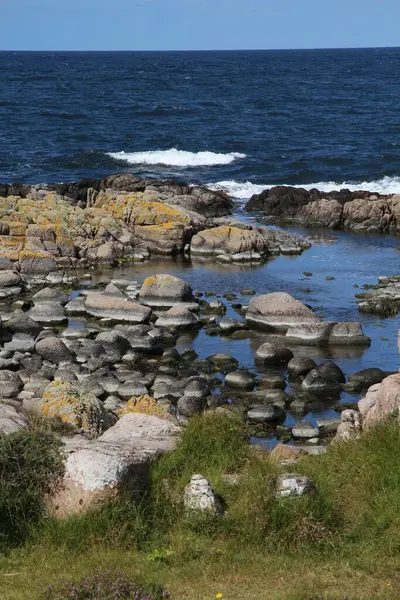 伯恩霍姆Hammerodde一个岩石海岸和平静大海的风景画 — 图库照片
