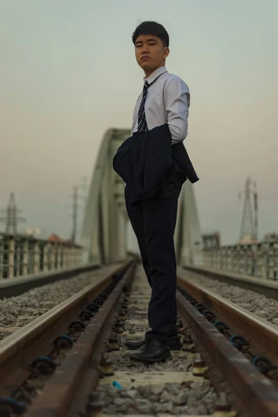 Sebevědomý Mladý Asijský Podnikatel Stojící Uprostřed Železnice Kabátem Paži — Stock fotografie