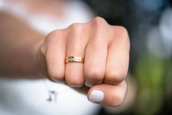 无名指上戴着结婚戒指的女人的拳头特写 — 图库照片
