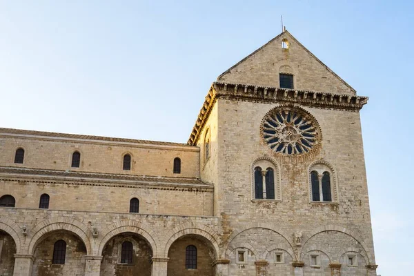 背景に青空が広がるイタリア プーリア州のトラニ大聖堂のロマネスク様式の建築デザインの低角度ショット — ストック写真